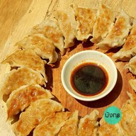 เมนูของร้าน มังกรกะเพรา ไก่ย่างจิ้มแจ่ว เกี๊ยวซ่า ข้าวหน้าญี่ปุ่น