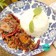 เมนูของร้าน มังกรกะเพรา ไก่ย่างจิ้มแจ่ว เกี๊ยวซ่า ข้าวหน้าญี่ปุ่น