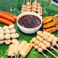 ทอดมันย่าง ลูกชิ้นปิ้งน้ำจิ้มรสเด็ดร้านแม่อร