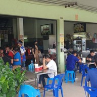 บรรยากาศ เกี๊ยวปลานายเคี้ยมเจ้าเก่า 60 ปี