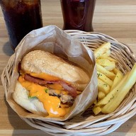 กะเพราXข้าวมันไก่ แม่คำปอง ซีเจมอล