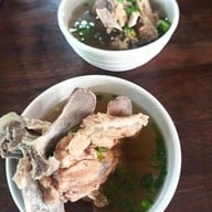 ก๋วยจั๊บป้าต๋อย นั่งเกล้า