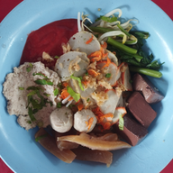 เมนูของร้าน ก๋วยเตี๋ยวหมูสับสูตรโบราณ.  ก๋งฮั้ว 1