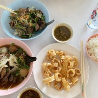 ก๋วยเตี๋ยวเฮียตี๋น้อย เนินมะกอก