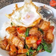 เมนูของร้าน กะเพราแม่นิด