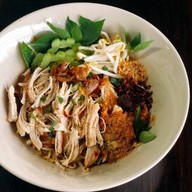 เมนูของร้าน เตี๋ยวไก่ต้นยม (หลังร้านลอนดรี้บาร์)