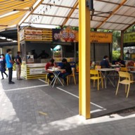 หน้าร้าน ลูกชิ้นจัง ปตท วีพลัส ลูกชิ้นจัง ปตท เทพารักษ์ .8