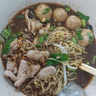 เมนูของร้าน ก๋วยเตี๋ยวคลุกฝุ่น .