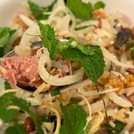เมนูของร้าน ยำแหนมข้าวทอด แม่แดง ตลาดประดู่สาย 1