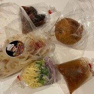 เมนูของร้าน ยำแหนมข้าวทอด แม่แดง ตลาดประดู่สาย 1