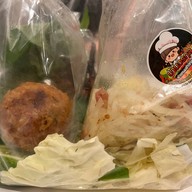 เมนูของร้าน ยำแหนมข้าวทอด แม่แดง ตลาดประดู่สาย 1