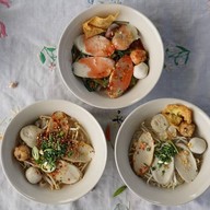 สอาด ก๋วยเตี๋ยวลูกชิ้นปลา (เเม่โจ้) -