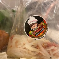 เมนูของร้าน ยำแหนมข้าวทอด แม่แดง ตลาดประดู่สาย 1