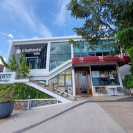 หน้าร้าน Elephante' Cafe บ้านเพ