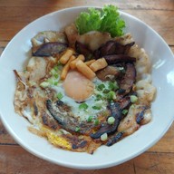 เมนูของร้าน เด็ดเอร็ด ก๋วยเตี๋ยวคั่วไก่ไฟมังกร by Pinny the chef (Ded Aried) ระยอง