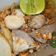เบนซ์เตี๋ยวต้มยำมะนาวสด ก๋วยเตี๋ยวต้มยำ จันทร์หุ่นบำเพ็ญ