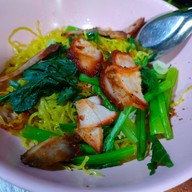เมนูของร้าน บะหมี่เกี๊ยวเจ๊จุ๋มลาดพร้าว