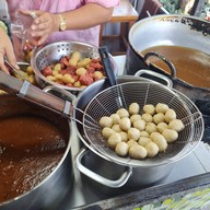 ร้านลูกชิ้นป้าปุ๋ย  สาขาตลาดรวมโชค ฟ้าฮ่าม