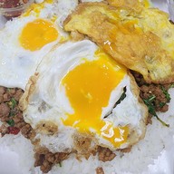 อิ่มจังทำเอง กะเพราถาด (เจ้าเดิมย้ายมาจากสาทรซอย 2) ตึก SV tower พระราม 3 ศูนย์อาหารชั้น LG รับอาหารที่ร้านข้าวแกงแม่ปุ้ย