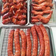 มิสเตอร์บอส ข้าว/บะหมี่เส้นสด ไส้กรอก(กุนเชียง) เป็ดย่าง หมูกรอบ หมูแดง ไก่อบ (ย่างเตาถ่าน)