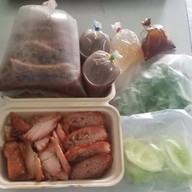 มิสเตอร์บอส ข้าว/บะหมี่เส้นสด ไส้กรอก(กุนเชียง) เป็ดย่าง หมูกรอบ หมูแดง ไก่อบ (ย่างเตาถ่าน)