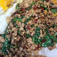 อิ่มจังทำเอง กะเพราถาด (เจ้าเดิมย้ายมาจากสาทรซอย 2) ตึก SV tower พระราม 3 ศูนย์อาหารชั้น LG รับอาหารที่ร้านข้าวแกงแม่ปุ้ย