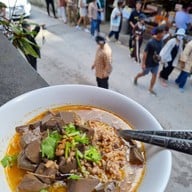 เมนูของร้าน ข้าวซอยกลอยใจ แม่กำปอง