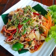 ก๋วยเตี๋ยวไก่มะระ ข้าวมันไก่ ครัวแม่ลัย