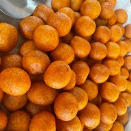 ร้านป้าเล็กกล้วยทอด  ขายทุกอย่างค่ะ ร้านกล้วยทอด ไข่เต่า บ้าบิ่น แซนวิช สลัด กาแฟ