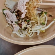 เมนูของร้าน ก๋วยเตี๋ยวหมูต้มยำโบราณ ‘นายทองสุข’