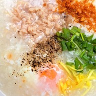 คุณเพ็ญอาหารเช้า(โจ๊ก ปาท่องโก๋เจ้าเก่าสงขลา) ใต้ถุนบ้าน