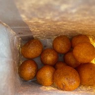 ร้านป้าเล็กกล้วยทอด  ขายทุกอย่างค่ะ ร้านกล้วยทอด ไข่เต่า บ้าบิ่น แซนวิช สลัด กาแฟ