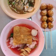 เมนูของร้าน ก๋วยเตี๋ยวหมูต้มยำโบราณ ‘นายทองสุข’