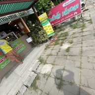 ร้านป้าเล็กกล้วยทอด  ขายทุกอย่างค่ะ ร้านกล้วยทอด ไข่เต่า บ้าบิ่น แซนวิช สลัด กาแฟ