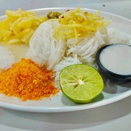 ขนมจีนแม่สมบุญ ตลาดเอี่ยมเจริญ (มีข้าวแกงและกับข้าวด้วยนะจ๊ะ)