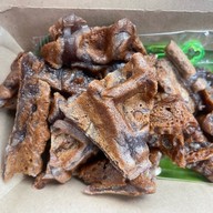 ร้านป้าเล็กกล้วยทอด  ขายทุกอย่างค่ะ ร้านกล้วยทอด ไข่เต่า บ้าบิ่น แซนวิช สลัด กาแฟ