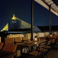 บรรยากาศ แจ่มจันทร์ บาร์ แอนด์ บิสโทร