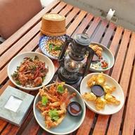 แจ่มจันทร์ บาร์ แอนด์ บิสโทร