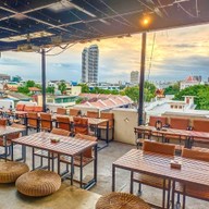 แจ่มจันทร์ บาร์ แอนด์ บิสโทร