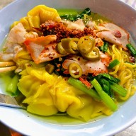 บะหมี่เกี๊ยวนายแดง