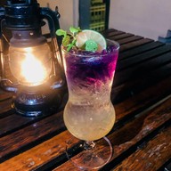 แจ่มจันทร์ บาร์ แอนด์ บิสโทร