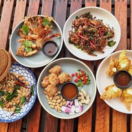 แจ่มจันทร์ บาร์ แอนด์ บิสโทร