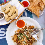 ผัดไทยตะวันดา x บะหมี่ไก่ตุ๋น