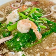 ราดหน้าหมูหมักเจ้าเก่าเขาตาโล