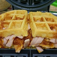 วาฟเฟิลไส้ทะลัก&ลูกชิ้นปิ้งน้ำจิ้มรสเด็ด วันอาทิตย์ขายตลาดเช้าหลังวัดดอน ตอนเย็นขายหลังวัดชาก