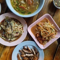 ลาบอุบล4 (ป้าแดง)