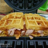 วาฟเฟิลไส้ทะลัก&ลูกชิ้นปิ้งน้ำจิ้มรสเด็ด วันอาทิตย์ขายตลาดเช้าหลังวัดดอน ตอนเย็นขายหลังวัดชาก