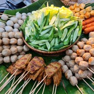 ทอดมันย่าง ลูกชิ้นปิ้งน้ำจิ้มรสเด็ดร้านแม่อร