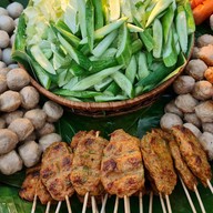 ทอดมันย่าง ลูกชิ้นปิ้งน้ำจิ้มรสเด็ดร้านแม่อร