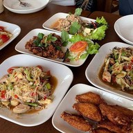 เมนูของร้าน อีสานมาเด้อ หลังตลาดเทิดไท